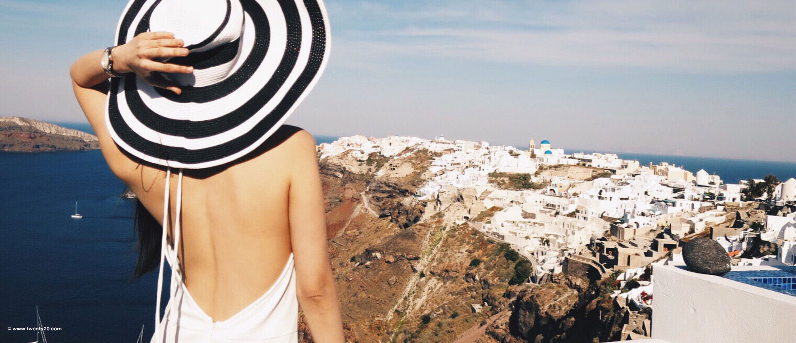 Frau mit rückenfreiem Kleid auf griechischer Insel