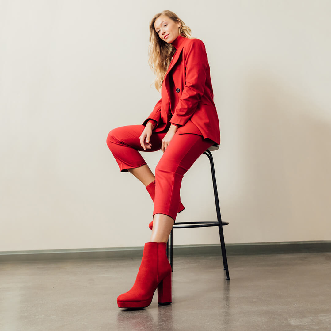 rotes Outfit Ton-in-Ton