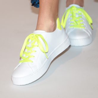 accessori bianchi - sneaker bianche con dettaglio neon 