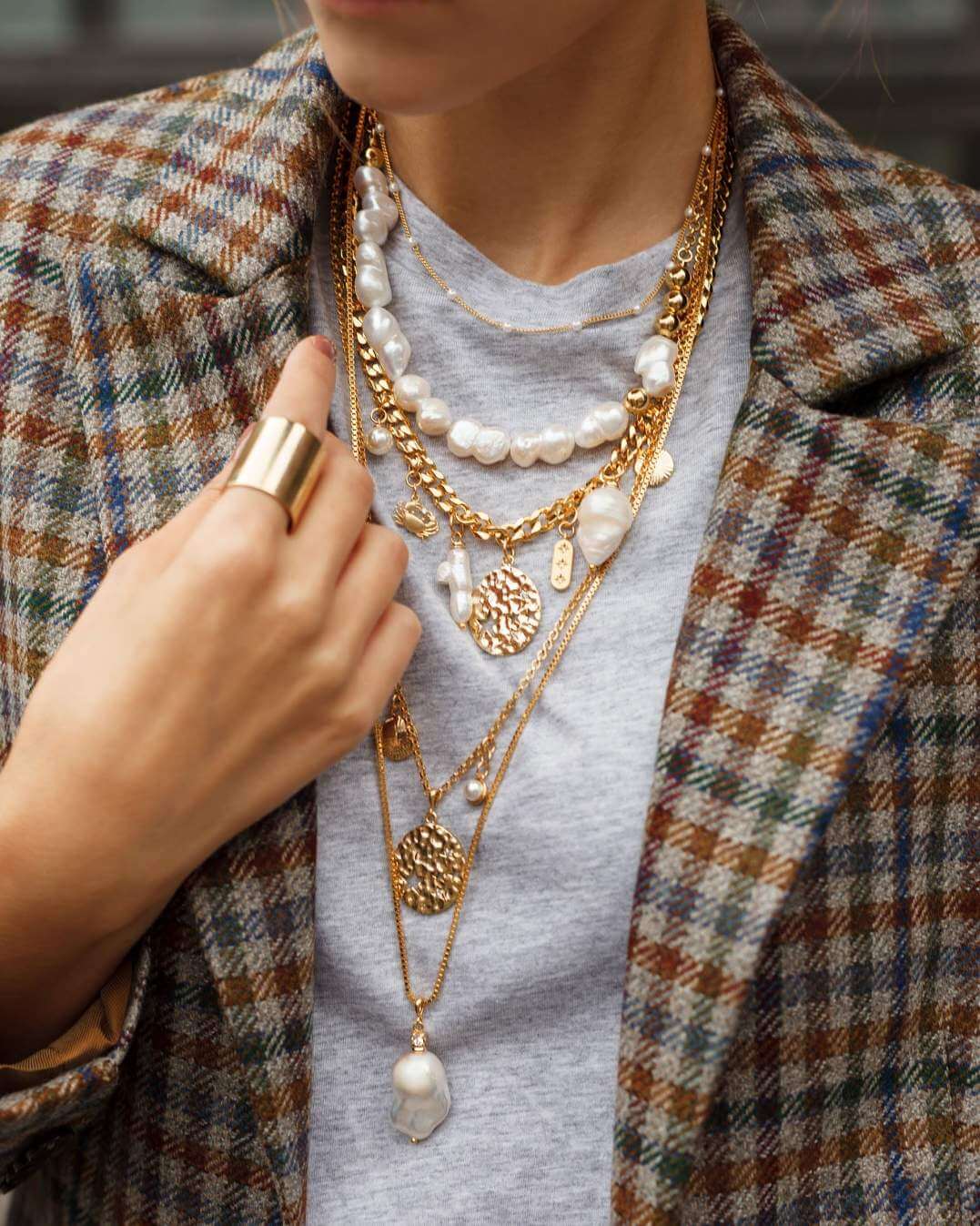 moda bigiotteria - Le perle barocche e i multistrato di catene oro // Photo Credit: Pinterest @oppo914080