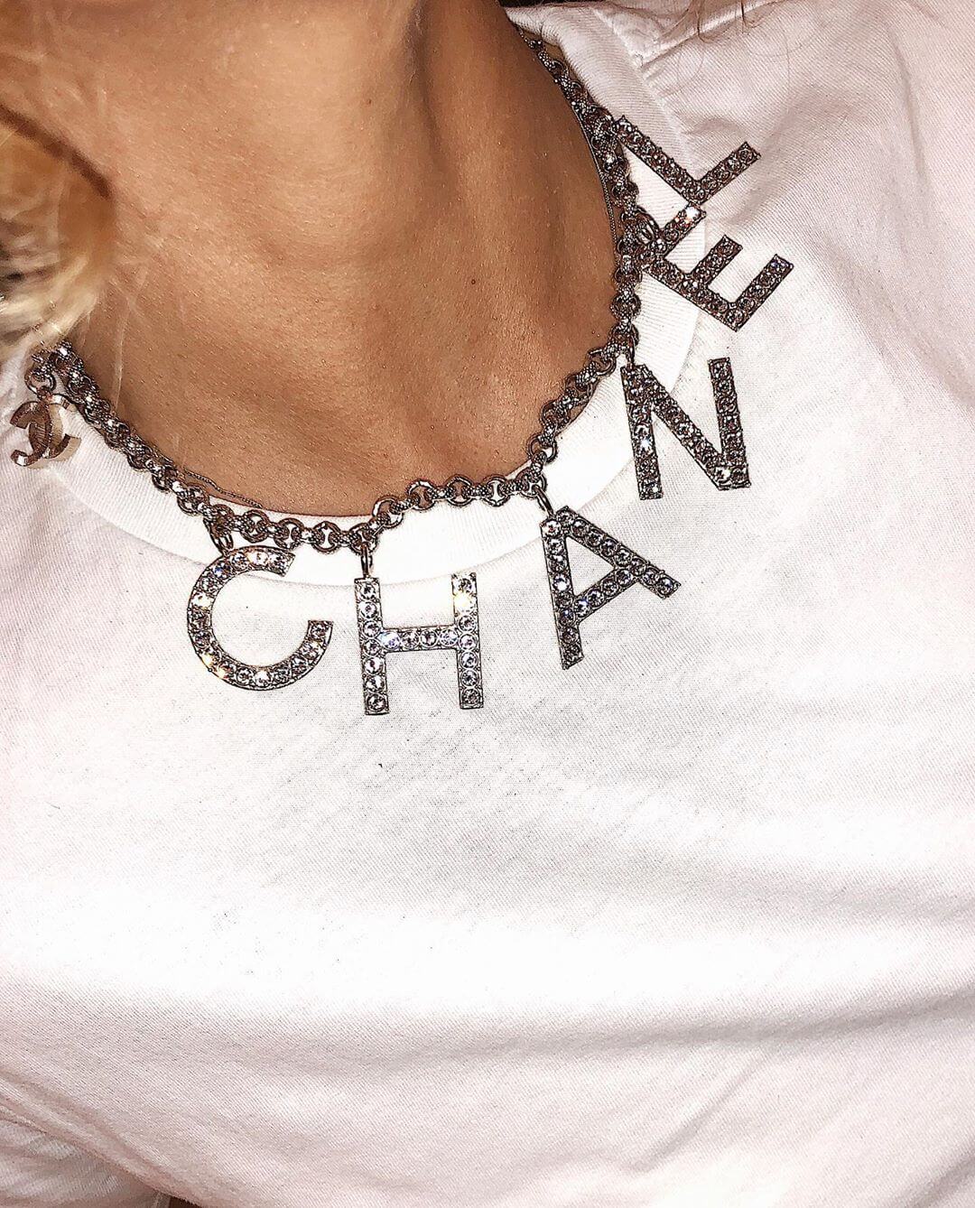 moda bigiotteria - La collana coi cristalli di Chanel // Photo Credit: IG @venswifestyle
