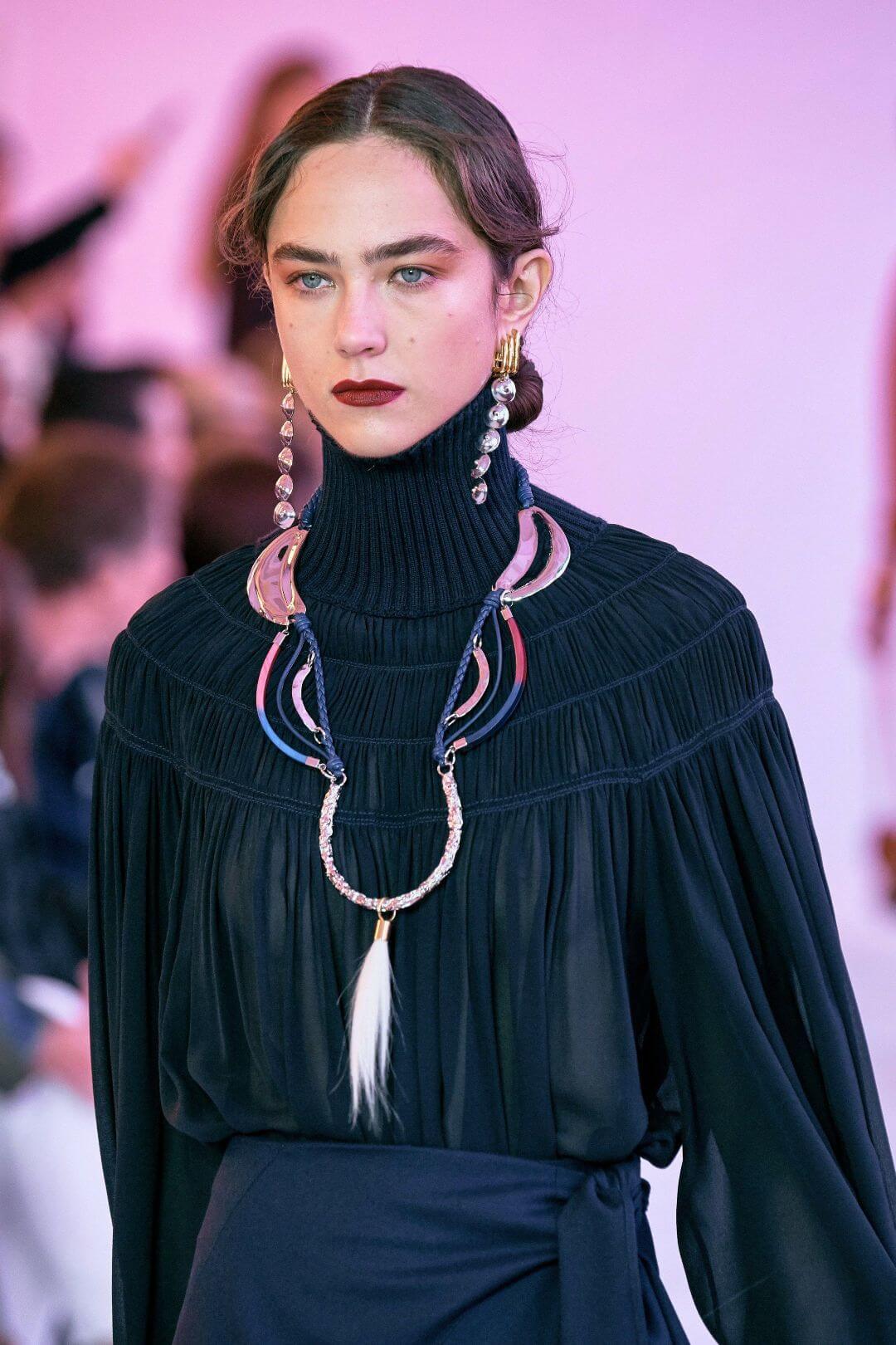 moda bigiotteria - La bib necklace di Chloé // Photo Credit: Getty Images